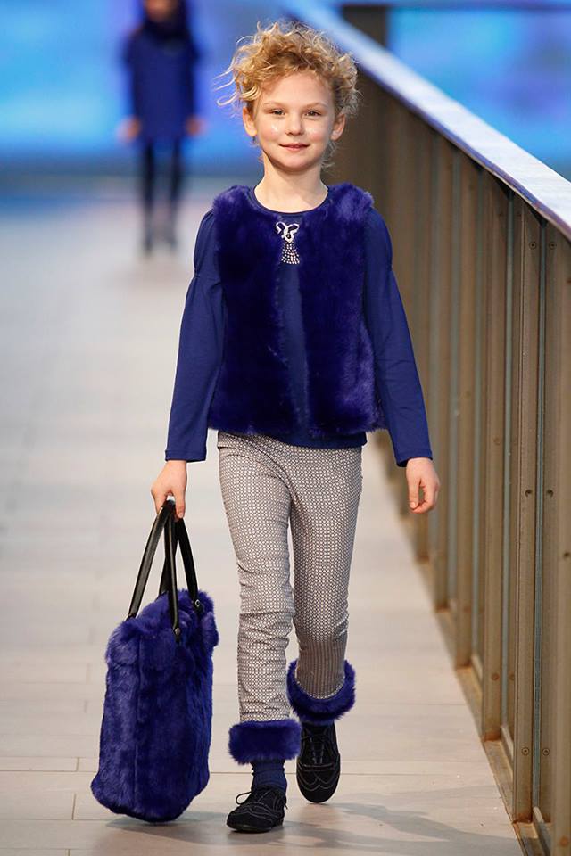 Pisamonas en Barcelona Fashion show zapatos blucher para niñas