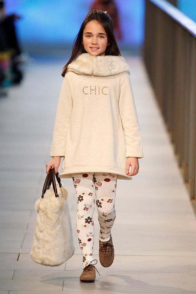 Pisamonas en Barcelona Fashion 2014 blucher de niñas color taupe Pisamonas en Barcelona Fashion 2014 blucher de niñas color taupe