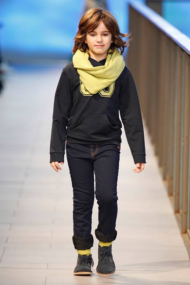 Pisamonas en Barcelona Fashion 2014 botas safari pisacacas para niños grises Pisamonas en Barcelona Fashion 2014 botas safari pisacacas para niños grises