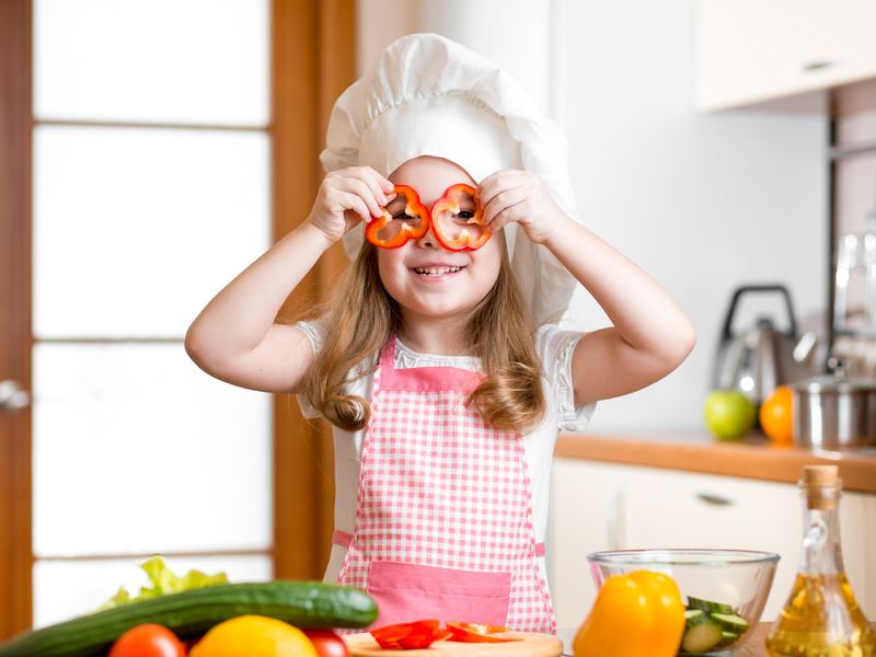 Disfrutando preparando ensaladas con tus niños Disfrutando preparando ensaladas con tus niños