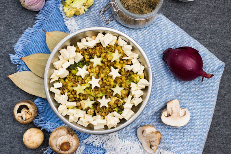 Salteado tofu, espinacas y champiñones Salteado tofu y champiñones
